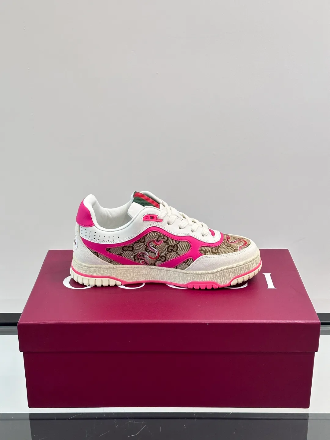 Men's Shoes 💰500 [New Style] 🦨🦨Gucci 𝐆𝐮𝐜𝐜𝐢 𝐑𝐞-𝐖𝐞𝐛 As a sneaker created by Sabato De Sarno for Gucci, the Re-Web series reinterprets the brand's classic stripes, with bold and unique details to set off a modern silhouette design. These shoes are crafted from white leather. This new sneaker is ingeniously decorated with many of the brand's classic details, and is equipped with a bright red and green webbing tongue, which will make people fall in love at first sight. White leather has been specially treated to be soft and shiny, with an embossed grained texture. Script Gucci logo and Interlocking G web label with Interlocking G and script Gucci logo. Rubber outsole with Interlocking G detail eyelets. Web tongue. Size: Female 35-40 (Female 41, 42 customized). Male 38-44 (45, 46 customized)